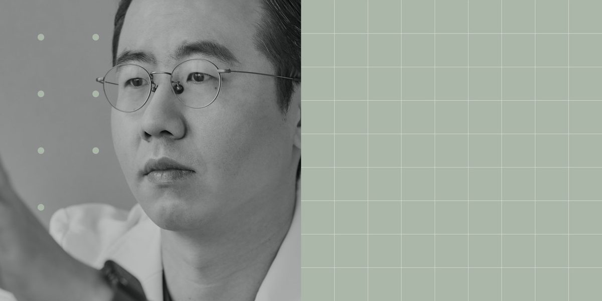 안경을 쓴 남성 의료진의 옆모습 클로즈업 사진