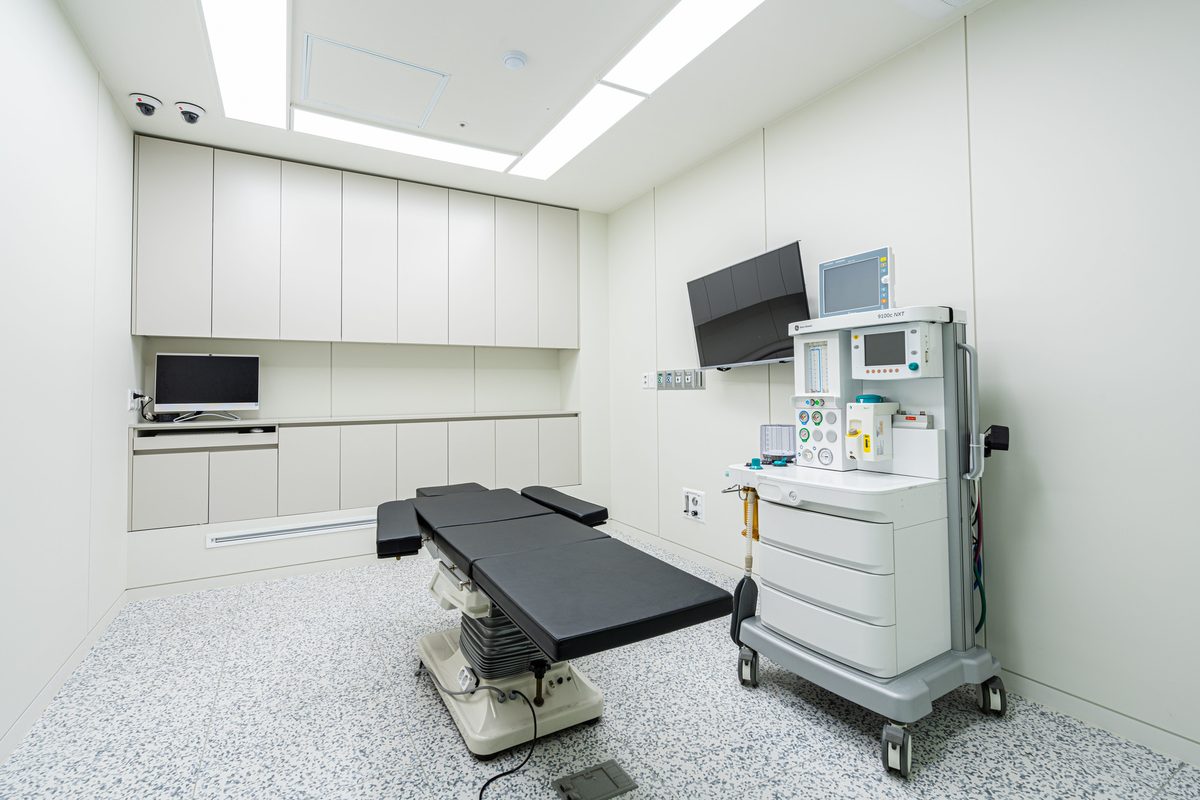 Operating room with an anesthesia machine, surgical lights, and an operating table